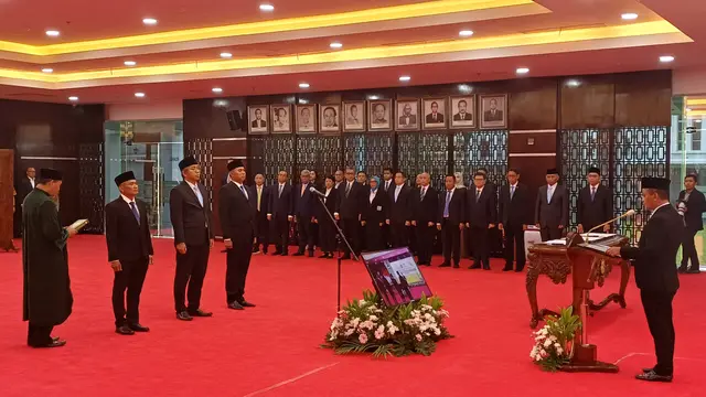 Menteri Energi dan Sumber Daya Mineral (ESDM) Bahlil Lahadalia melantik tiga pejabat Satuan Kerja Khusus Pelaksana Kegiatan Usaha Hulu Minyak dan Gas Bumi (SKK Migas).(Foto: Liputan6.com/Maulandy R)