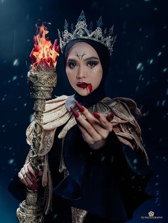 Ria Ricis berhasil jadi penyihir jahat dengan tatapan mata tajam dan bibir yang dengan aksen darah. [Foto: instagram.com/fdphotography90/sry]