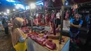 Penjual melayani pembeli daging sapi di Pasar Pondok Labu, Jakarta Selatan, Minggu (30/3/2025). (merdeka.com/Arie Basuki)