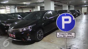 Puluhan mobil sedan Toyota Corolla Altis terparkir di basement Gedung DPRD DKI Jakarta, Kamis (3/9/2015). Mobil dinas tersebut dibelikan Gubernur Basuki ‘Ahok’ Tjahaja Purnama untuk 101 anggota DPRD DKI periode 2014-2019. (Liputan6.com/Gempur M Surya)