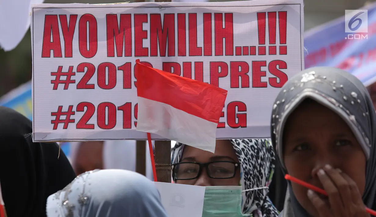 Gerakan Perempuan Milenial Indonesia (Permisi) mengangkat poster saat menggelar aksi di Gedung Bawaslu, Jakarta, Rabu (12/9).  Mereka meminta Bawaslu turun tangan menyetop politisasi emak-emak di Pilpres 2019. (Merdeka.com/Imam Buhori)