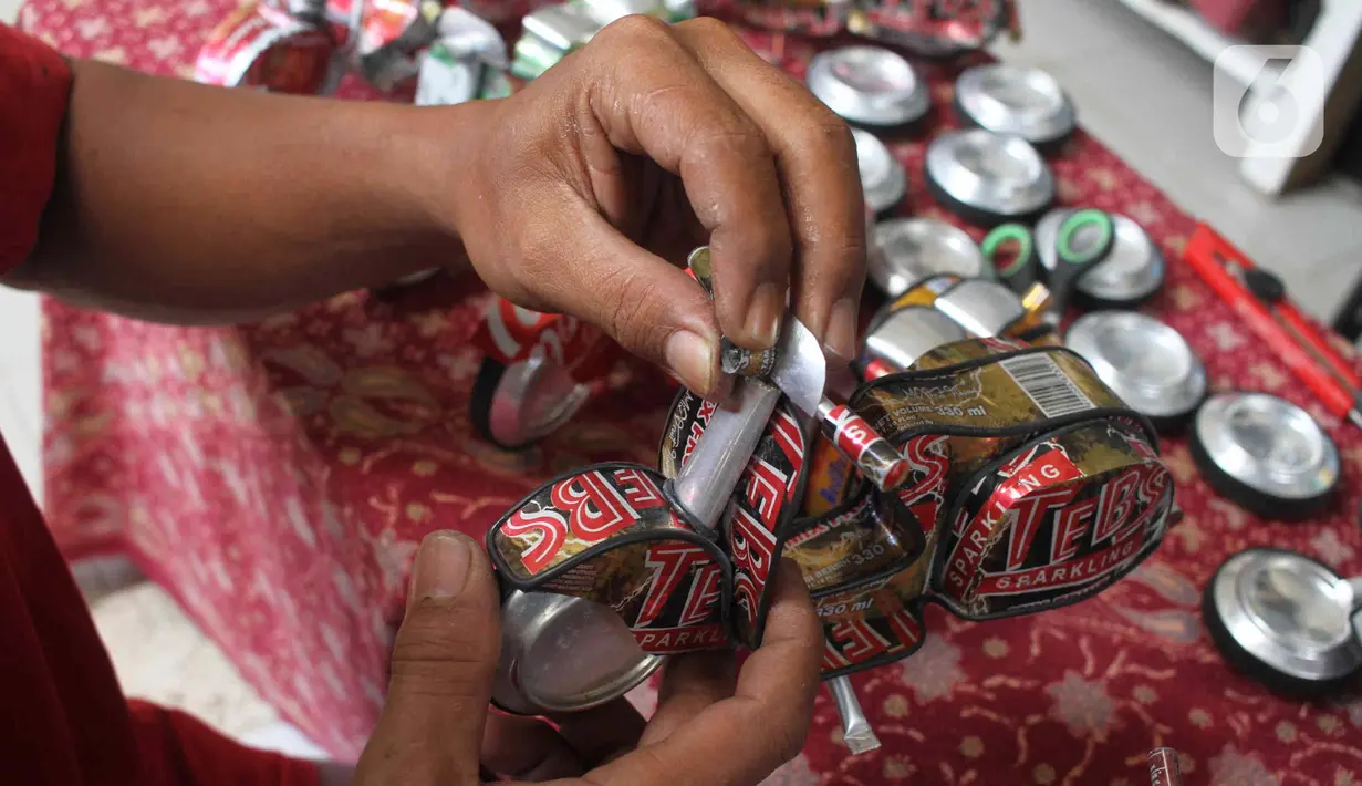 Perajin Ogifson Harianja, menyelesaikan miniatur vespa dari kaleng bekas, Jakarta, Jumat (7/1/2022). Pemerintah melalui Kemenko Perekonomian telah mengumumkan bahwa plafon penyaluran KUR 2022 ditingkatkan menjadi Rp373,17 triliun, dengan suku bunga tetap sebesar 6 persen. (Liputan6.com/Angga Yuniar)