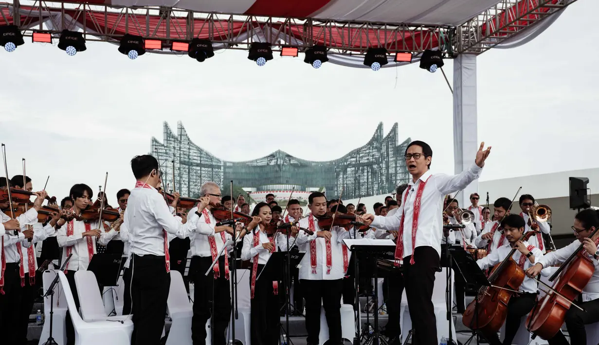 Upacara juga dimeriahkan orkestra yang diiringi dipimpin oleh Addie MS dengan paduan suara yang melibatkan perwakilan masyarakat sekitar dan sejumlah lembaga di IKN. (Yasuyoshi CHIBA/AFP)