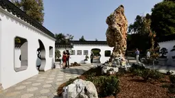 Orang-orang mengunjungi taman tradisional China Liu Fang Yuan di Los Angeles County, California, AS (9/10/2020). Setelah lima bulan tertunda akibat pandemi COVID-19, Huntington Library, Art Museum, and Botanical Gardens akhirnya dibuka dengan memperkenalkan taman tersebut. (Xinhua)