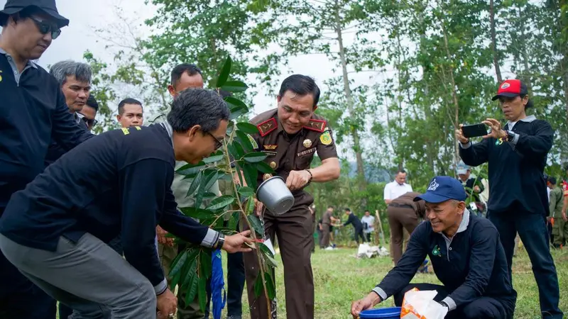 Kajati Sulsel Leonard Eben Ezer Simanjuntak menanam bibit buah mangga dan sukun dalam kegiatan penanaman serentak (Liputan6.com/ Eka Hakim)