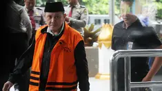 Anggota DPRD Lampung Tengah, Rusliyanto saat tiba di gedung KPK untuk menjalani pemeriksaan lanjutan, Jakarta, Selasa (27/3). Rusliyanto diperiksa sebagai tersangka kasus suap. (Merdeka.com/Dwi Narwoko)