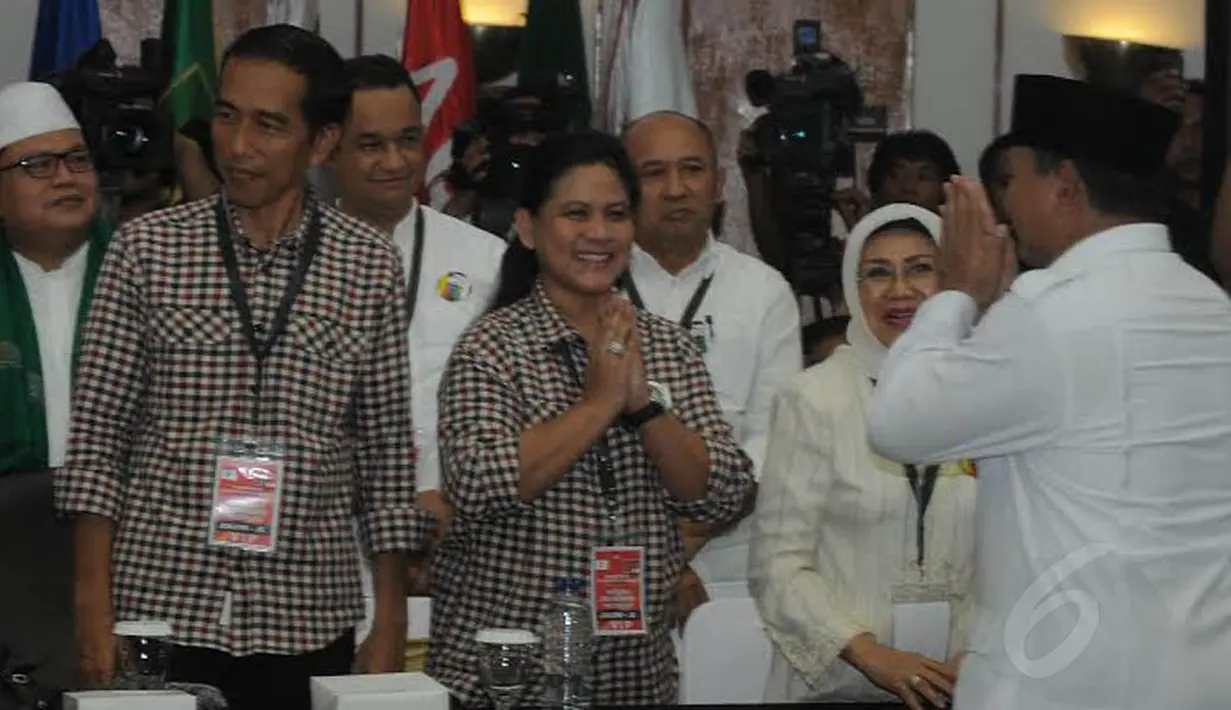 Istri Jokowi tampak membalas salam yang diberikan Prabowo (Liputan6.com/Herman Zakharia) 