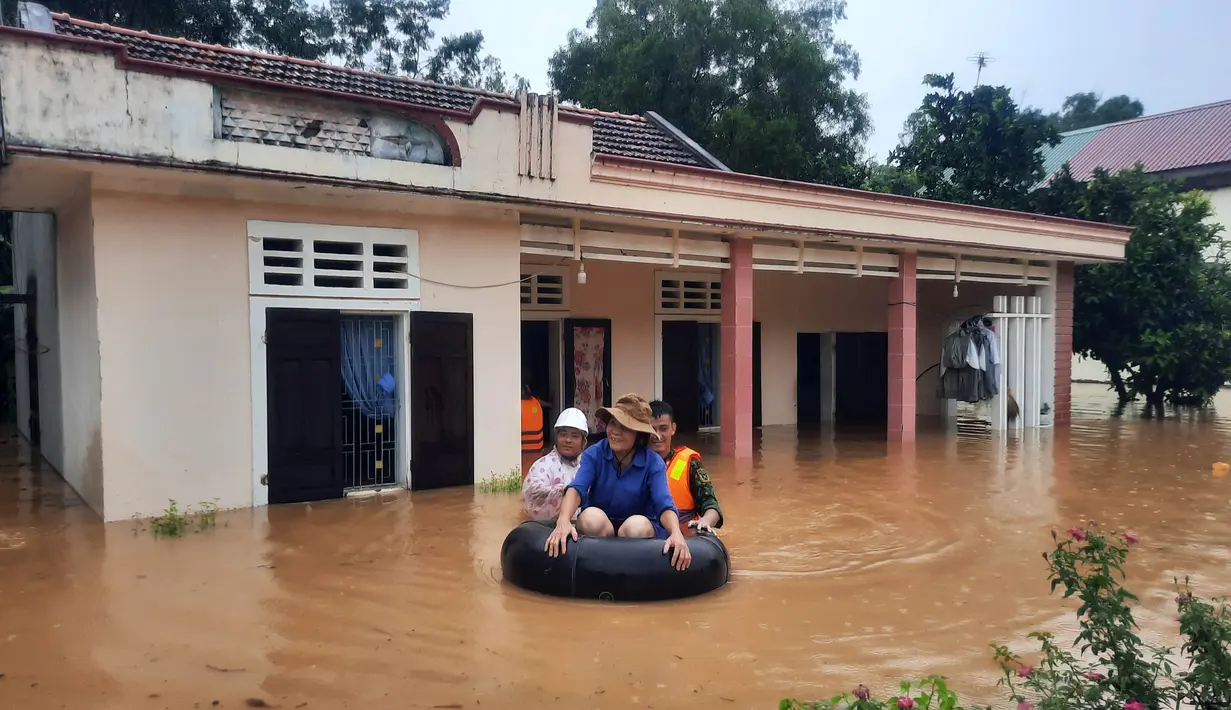 Tim penyelamat mengevakuasi penduduk pada daerah yang terendam banjir di Provinsi Quang Tri, Vietnam, 8 Oktober 2020. Hujan deras dan banjir telah menyebabkan lima orang tewas dan tiga lainnya hilang di Vietnam utara dan tengah dalam beberapa hari terakhir. (Xinhua/VNA)