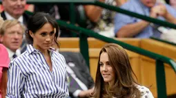 Kate Middleton dan Meghan Markle tiba untuk menyaksikan pertandingan final tunggal putri antara Serena Williams dari AS dan Angelique Kerber dari Jerman di kejuaraan  tenis Wimbledon di London, Inggris, (14/7). (AP Photo/Tim Ireland)