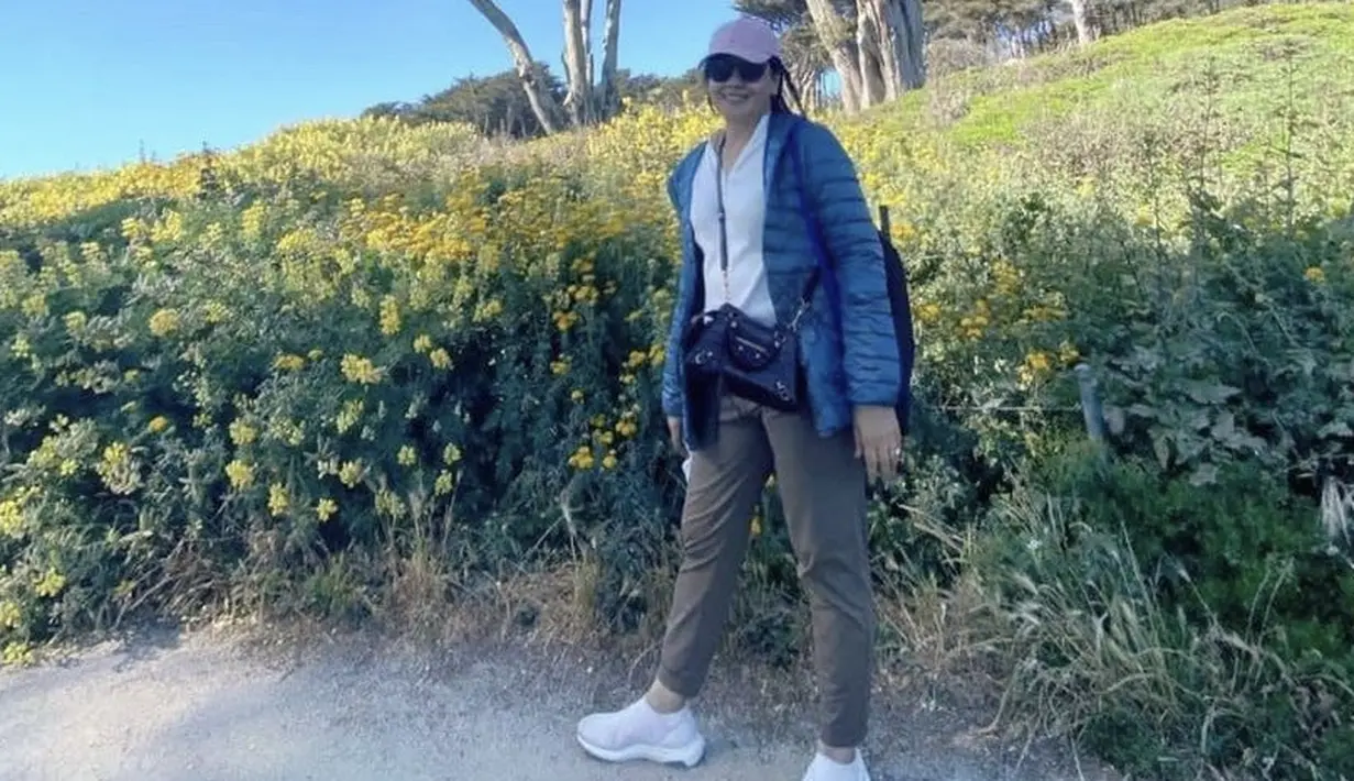 <p>Mauren juga tampil sporty dengan padding jaket biru dikombinasikan inner putih dan bawahan cokelat. Ia pun mengenakan sneaker putih. Kacamata hitam dan topi cap hingga sling bag hitam pun digunakan untuk menunjang penampilannya.&nbsp;@muren.s</p>