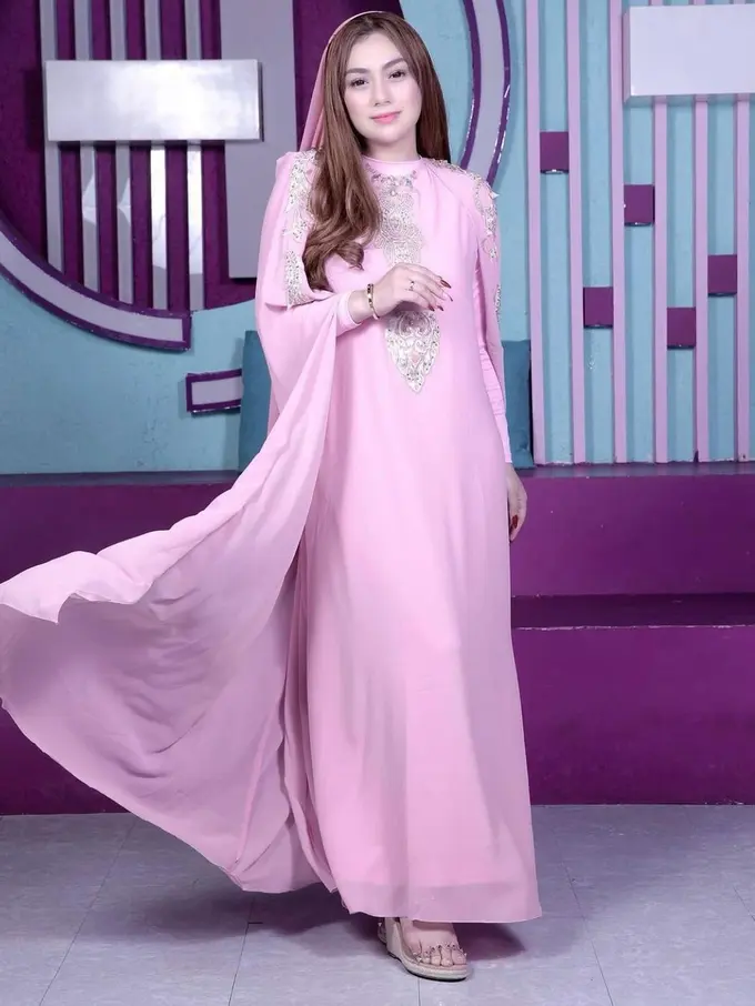 7 Potret Terbaru Celine Evangelista Dalam Busana Muslim Ini Curi Perhatian