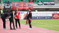 Pemain baru Persija Jakarta, Witan Sulaeman saat diperkenalkan oleh manajemen Persija menjelang dimulainya laga lanjutan BRI Liga 1 antara Persija Jakarta menghadapi Rans Nusantara FC di Stadion Patriot Candrabhaga, Bekasi, Jumat (3/2/2023). (Bola.com/M Iqbal Ichsan)