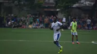 Pemain anyar Persib Bandung, Michael Essien berlatih bersama Atep dan kawan-kawan di Lapangan Lodaya, Bandung, Kamis (30/3/2017). (Bola.com/Erwin Snaz)