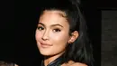 Kylie Jenner menunjukkan bahwa dirinya mendukung Travis Scott dengan hadir di konsernya di Paris. (MICHAEL BUCKNER/VARIETY/REX/SHUTTERSTOCK/HollywoodLife)