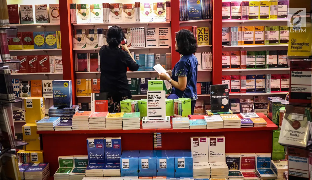 Pengunjung melihat buku dalam pameran IIBF 2017 di JCC, Jakarta,Rabu (6/9). Acara tersebut juga menjadi tempat pertukaran ide, serta diplomasi budaya dalam format seminar, talkshow, bursa naskah Festival Komunitas Literasi. (Liputan6.com/Angga Yuniar)