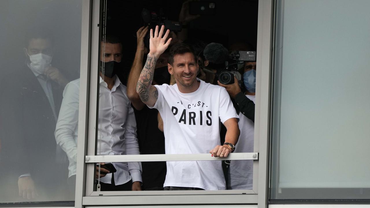Foto: Lambaian Tangan dan Senyum Sumringah Lionel Messi Saat Tiba di Paris