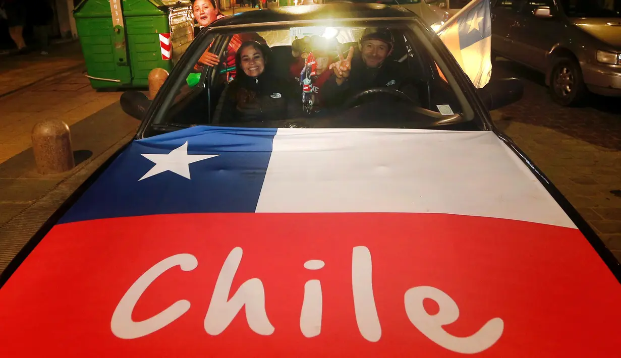 Jalan kota menjadi ajang perayaan fans Cile saat timnya menang atas Argentina  pada laga Final Copa America Centenario 2016 di Vina del Mar, Cile (27/6/2016). (REUTERS/Rodrigo Garrido)
