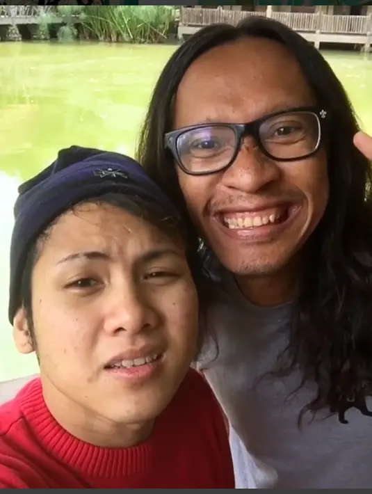 Mendegar kata penampakan, Aming lantas mengatakan, "Tar Malam Bobok sendiri ya". Mendegar itu sang istri dengan manja menjawab mengulangi omongannya "Eh orang ganteng datang". (dok. Instagram)