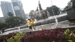 Petugas membersihkan kolam di sekitar Patung Kuda Arjuna Wiwaha, Jakarta, Selasa (15/8). Pembersihan kolam serta penataan bunga dilakukan dalam rangka peringatan hari kemerdekaan RI pada 17 Agustus mendatang. (Liputan6.com/Immanuel Antonius)