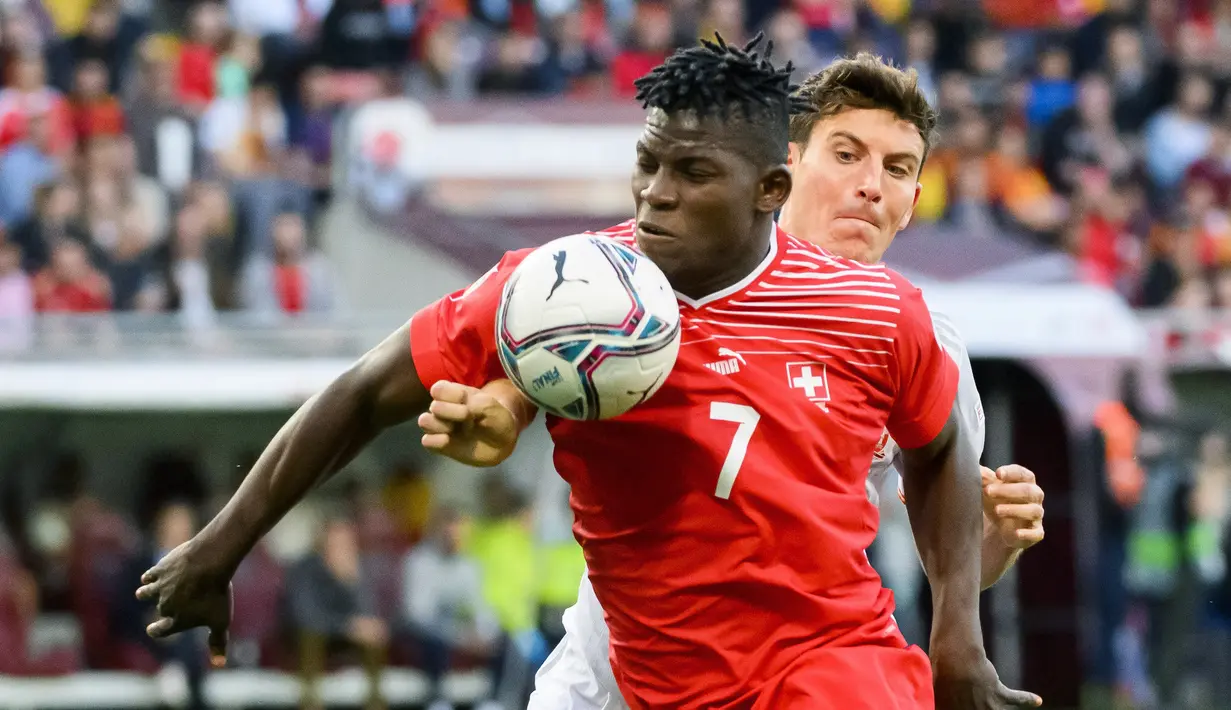 Pemain Swiss Breel Embolo (depan) berebut bola dengan pemain Spanyol Pau Torres pada pertandingan sepak bola UEFA Nations League di Stadion Stade de Geneve, Jenewa, Swiss, 9 Juni 2022. Spanyol menang 1-0. (Laurent Gillieron/Keystone via AP)