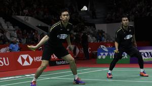 Ganda putra Indonesia, Mohammad Ahsan / Hendra Setiawan, berusaha memukul kok saat melawan ganda China pada Indonesia Masters 2019 di Istora Senayan, Jakarta, Sabtu (26/1). Ahsan / Hendra lolos ke final. (Bola.com/Yoppy Renato)