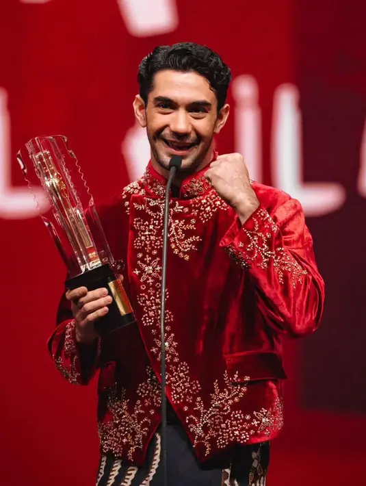 Tak hanya hadir sebagai Ketua Komite, Reza pun berhasil membawa pulang piala ke-5 nya sebagai 
Pemeran Utama Pria Terbaik, dari film nya, Berbalas Kejam. [@armanfebryan/@eaneandaru]