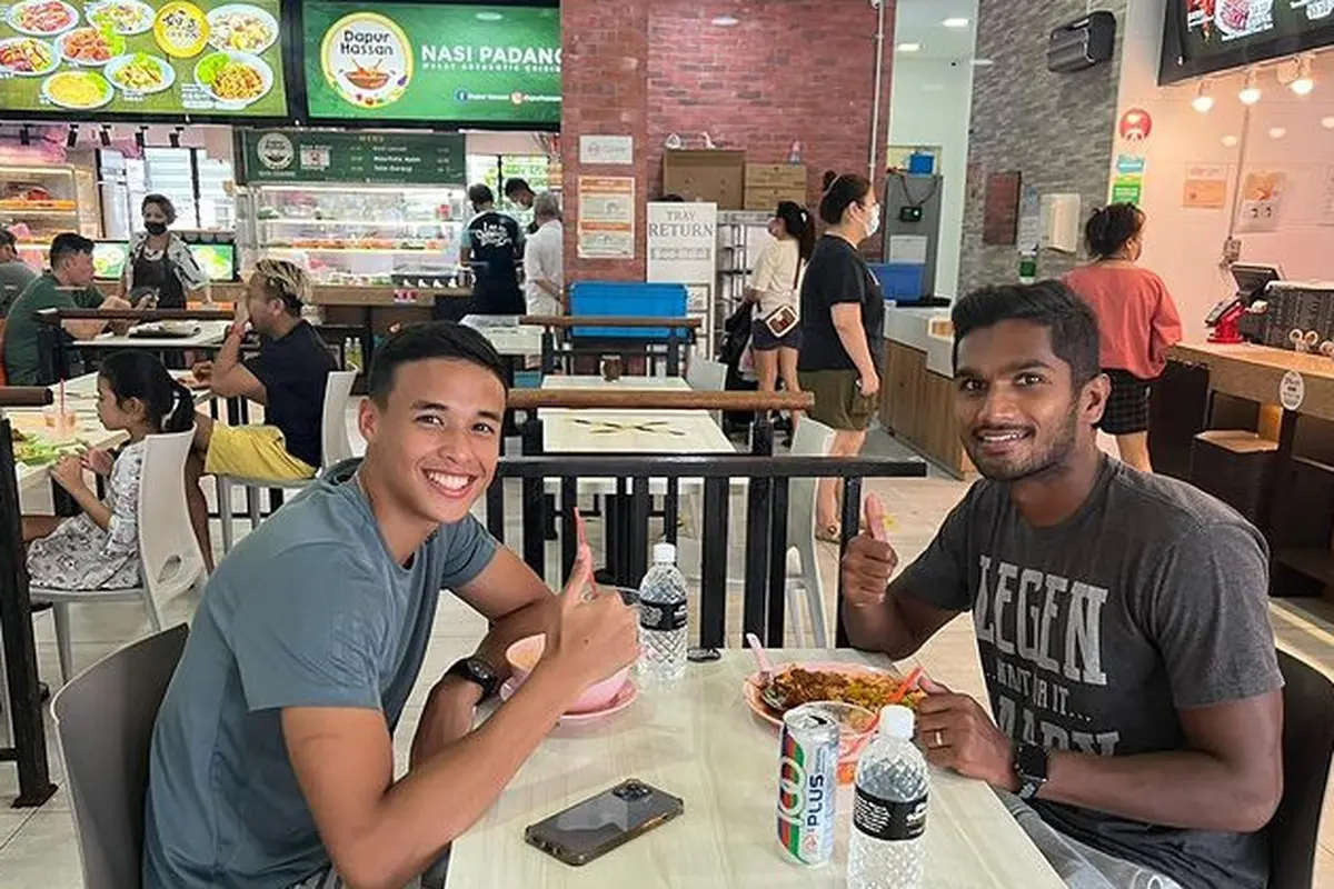 Ilhan Fandi dan Hariss Harun makan siang di resto nasi padang milik kiper Singapura