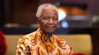 Nelson Mandela dengan batik. (Foto: theGrio)