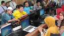 Suasana saat para penyandang tunanetra belajar mengoperasikan komputer di Makfufin Raudlatul, Serpong, Tangerang Selatan, Banten (3/5). Komputer yang digunakan dilengkapi software bicara bahasa Indonesia. (Merdeka.com/Arie Basuki)