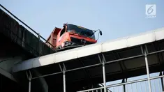 Sebuah kecelakaan menyebabkan truk hampir menimpa jembatan penyebrangan orang Transjakarta.