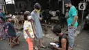 Penjual melakukan transaksi jual beli hewan kurban di Pasar Kambing, Tanah Abang, Jakarta, Selasa (13/7/2021). PPKM Darurat juga menyebabkan pengiriman hewan kurban dari luar kota terhambat sehingga stok kambing dan sapi terbatas. (Liputan6.com/Faizal Fanani)