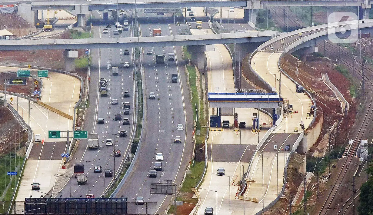 Sejumlah kendaraan melintas di dekat proyek pembangunan tol yang merupakan bagian dari Tol JORR II di kawasan BSD, Tangerang Selatan, Banten, Minggu (15/12). Jalan tol ini nantinya melintasi beberapa kawasan, seperti Jombang, Ciputat, Pamulang, Pondok Cabe, dan Cinere. (merdeka.com/Arie Basuki)