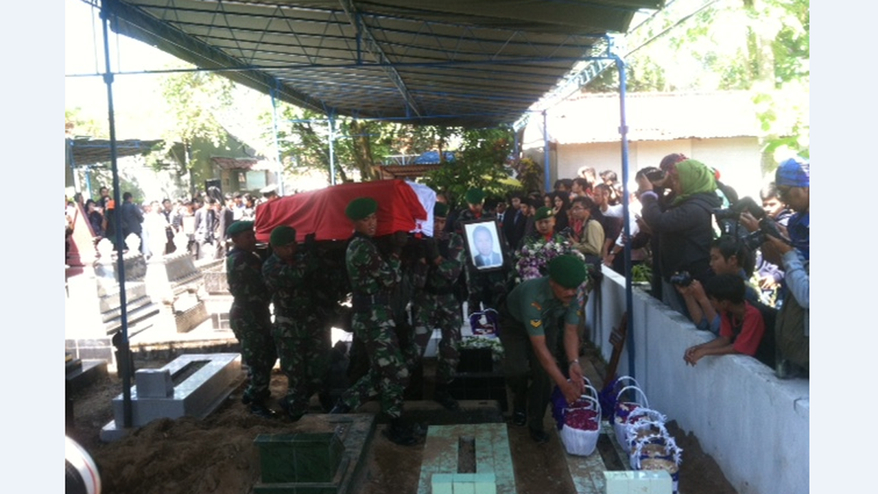 Dubes Burhan Dimakamkan Secara Militer