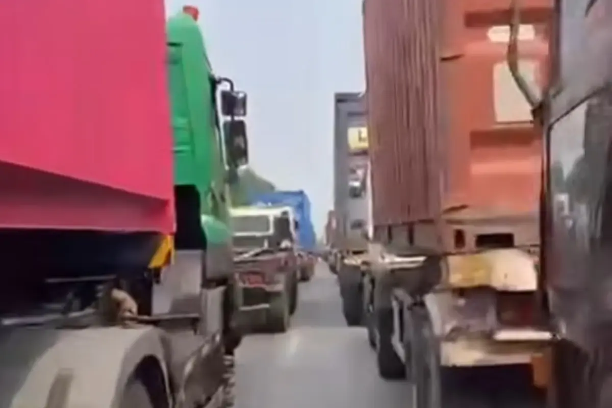 Macet di Jalan Cakung-Cilincing