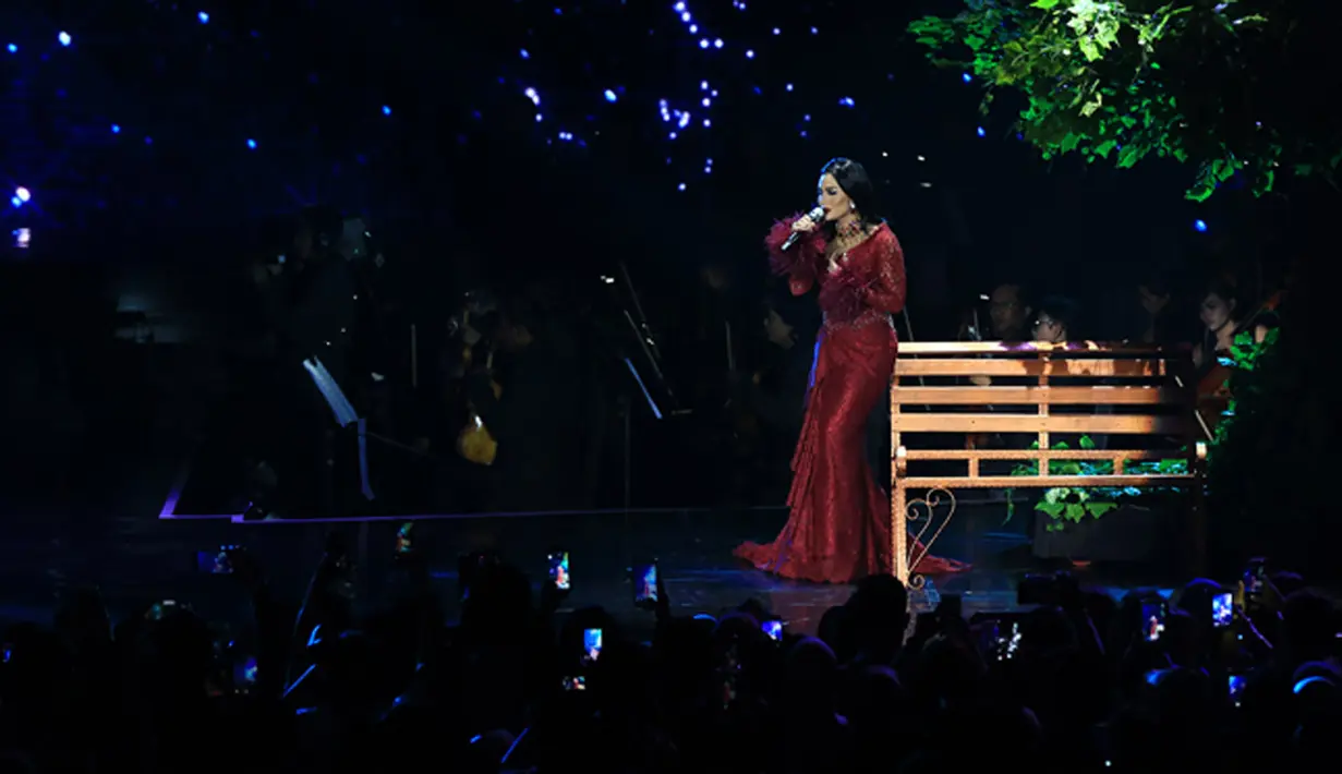 Penampilan KD dalam konser Ayat Ayat Cinta in Concert with Live Orchestra Malam itu, Krisdayanti membawakan beberapa lagu diantaranya, soundtrack Ayat Ayat Cinta, Dalam Kenangan, dan Mahadaya Cinta. (Deki Prayoga/Bintang.com)