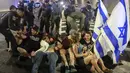Keluarga dan pendukung warga Israel yang disandera oleh militan Hamas di Gaza sejak perang memanas pada 7 Oktober 2023, melakukan aksi unjuk rasa untuk mendesak tercapainya kesepakatan pembebasan sandera yang masih ditahan. (Menahem Kahana/AFP)