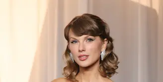 Taylor Swift tampil memukau dengan platinum set 32.40-carats berlian, cincin 18k gold set dengan berlian 5.78-carats  dan bracelet platinum set dengan 5.04 berlian carats, kesemuanya daroi the Haute Joaillerie Collection. / Foto: dok Chopard.