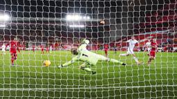 Pemain Liverpool, Diogo Jota, mencetak gol ke gawang Leicester City pada laga Liga Inggris di Stadion Anfield, Senin (23/11/2020). Liverpool menang dengan skor 3-0. (AP Photo/Jon Super)