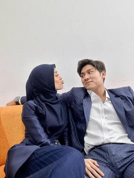 Mendapat pertanyaan tersebut, pria seorang anak itu menjawab diluar dugaan. Pria seorang anak itu tak mungkin mendapatkan izin dari sang istri dengan alasan kesehatan. [Instagram/lestikejora]