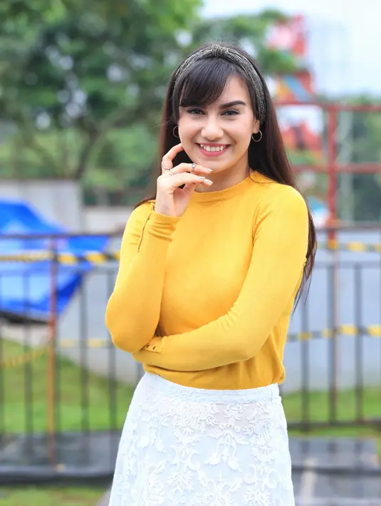 Ditengah kesibukannya bermain sinetron dan film, tak menyurutkan keinginannya untuk melanjutkan pendidikannya. Negara Singapura atau Australia yang dipilih Irish Bella menyelesaikan pendidikan Sarjana. (Adrian Putra/Bintang.com)