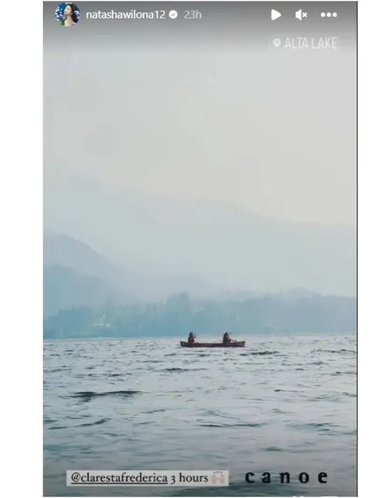 Bintang sinetron Anak Jalanan itu membagikan beberapa potret menikmati tempat wisata menarik. Bersama sang kakak kompak mendayung saat naik wahana kano di sebuah danau yang sangat luas. [Instagram/natashawilona12]