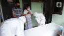 Tim relawan dari Polmas Bogor mengurus jenazah warga korban COVID-19 yang meninggal saat isolasi mandiri di Bogor, Jawa Barat, Jumat (9/7/2021). Dalam sehari, relawan menangani lima hingga delapan jenazah warga Kota Bogor yang meninggal karena COVID-19 saat isolasi mandiri. (merdeka.com/Arie Basuki)