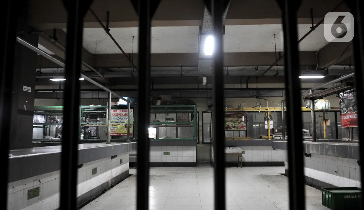 Suasana Pasar Cisalak yang ditutup sementara di Depok, Minggu (31/5/2020). Gugus Tugas Percepatan Penanganan Covid-19 Kota Depok menutup sementara Pasar Cisalak mulai 30 Mei hingga 1 Juni setelah empat orang pedagang dinyatakan positif Covid-19 berdasarkan hasil tes swab. (merdeka.com/Iqbal Nugroho)