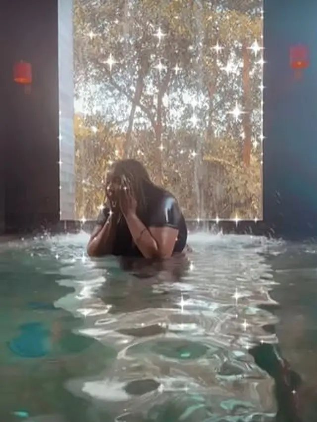 Lizzo sedang liburan di Bali (https://www.instagram.com/p/C_ELsVfh7K3/?img_index=1)