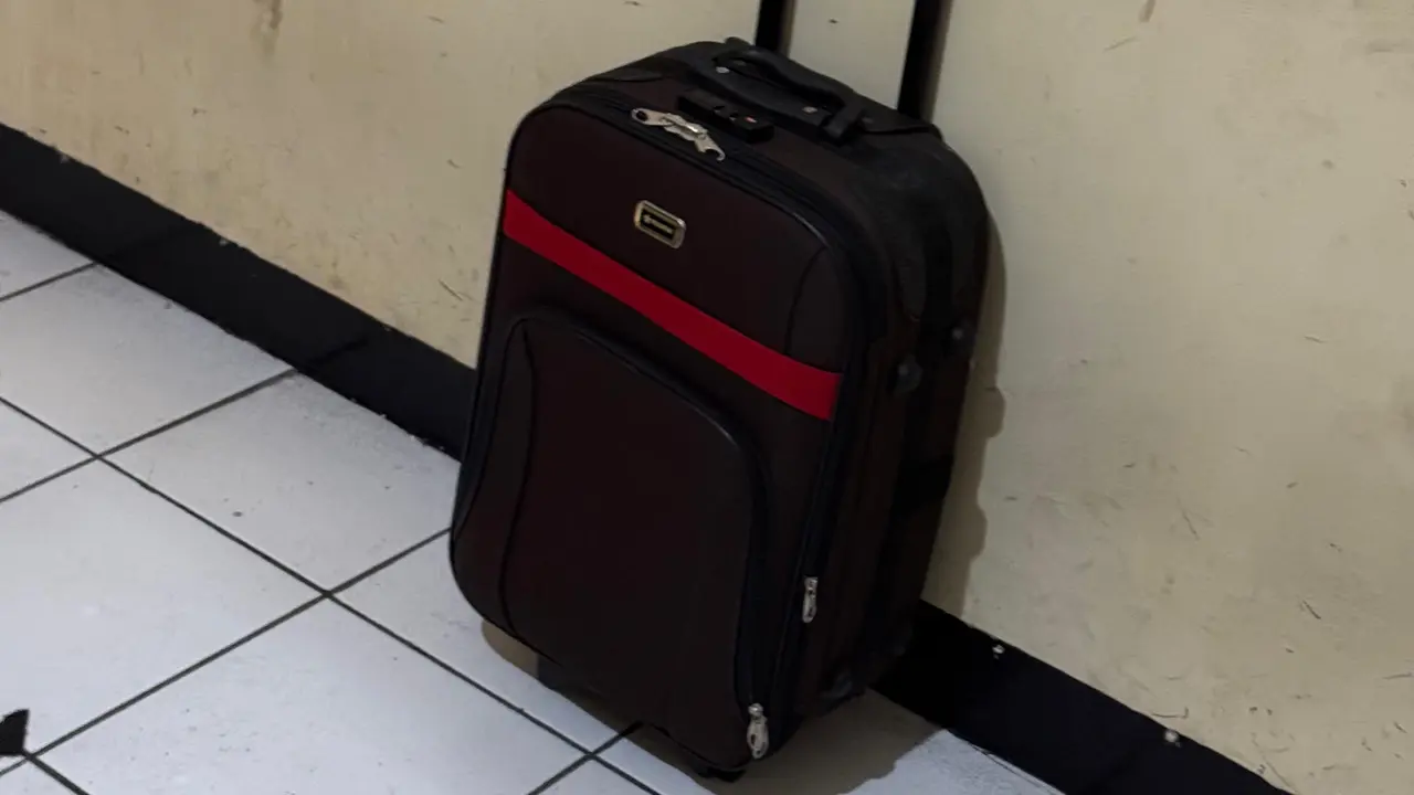 Sebuah koper misterius berisi senjata api dan ratusan peluru aktif ditemukan di sebuah kontrakan, Jumat (18/7/2025) (Istimewa)