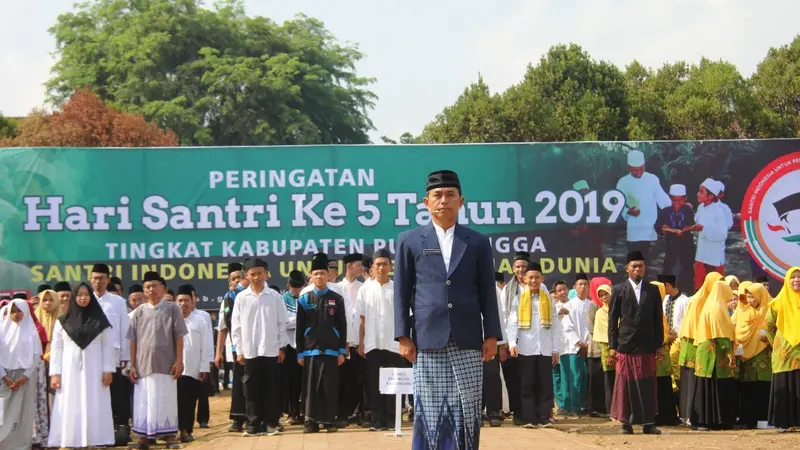 Seluruh peserta upacara Hari Santri Nasional atau HSN 2019 di Purbalingga, bersarung. (Liputan6.com/Humas Protokol PBG/Muhamad Ridlo)