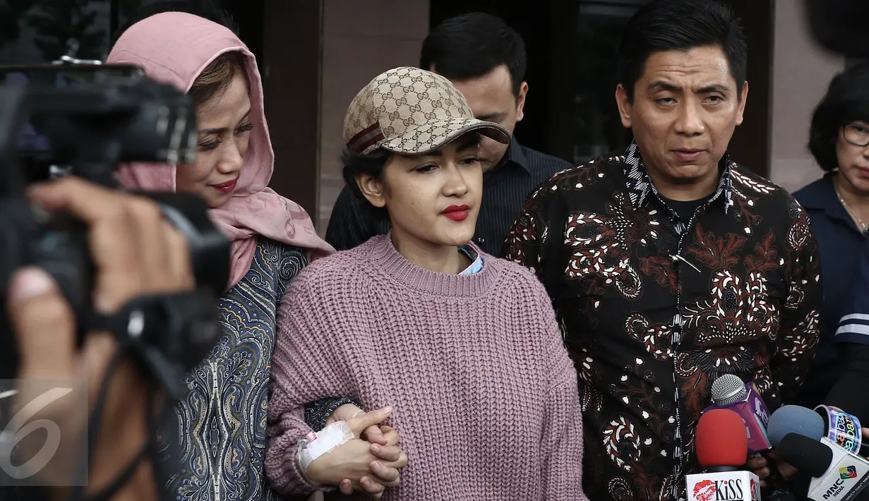 Julia Perez saat ditanya wartawan usai mendatangi Polres Metro Jakarta Selatan, Kamis (2/2). Julia Perez mendatangi Polres Jakarta Selatan untuk memberi dukungan ke asistennya Lucky untuk cari kebenaran. (Liputan6.com/Herman Zakharia)