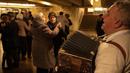 Sepasang lansia menari di Stasiun Kereta Bawah Tanah Teatralna, Kiev, Ukraina, 5 Maret 2023. Puluhan pensiunan menari selama lebih dari dua jam dalam acara akhir pekan yang telah berlangsung selama puluhan tahun dan hanya sempat terganggu oleh invasi Rusia ke Ukraina. (AP Photo/Vadim Ghirda)
