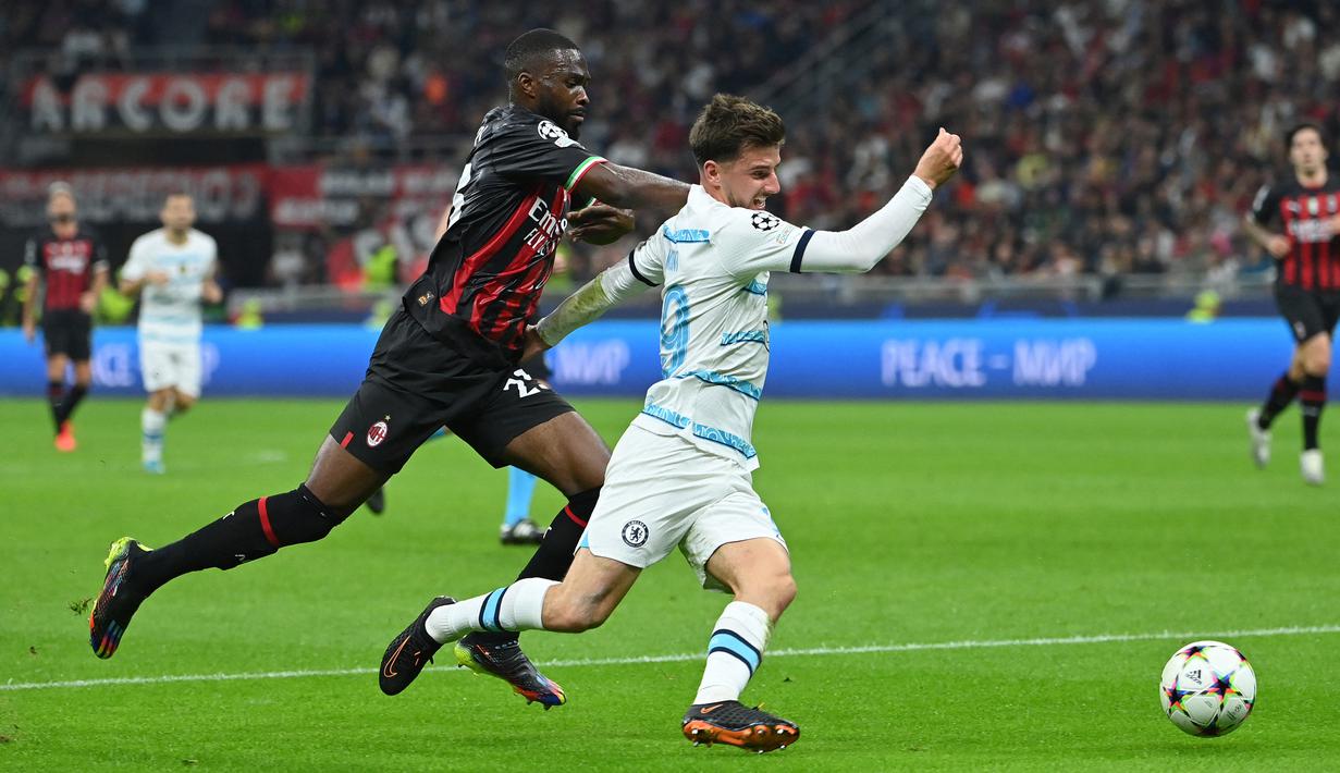 Pada menit ke-18 Mason Mount mendapat peluang emas untuk mencetak gol ke gawang AC Milan. Fikayo Tomori yang menjadi pemain terdekat coba menghalangi dengan menarik kaos gelandang Chelsea tersebut. (AFP/Alberto Pizzoli)