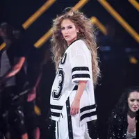 Jennifer Lopez pernah menjadi   gelandangan untuk beberapa   bulan. Ia tidur di studio dansa   karena tak punya rumah. (KEVIN   WINTER / GETTY IMAGES NORTH   AMERICA / AFP)